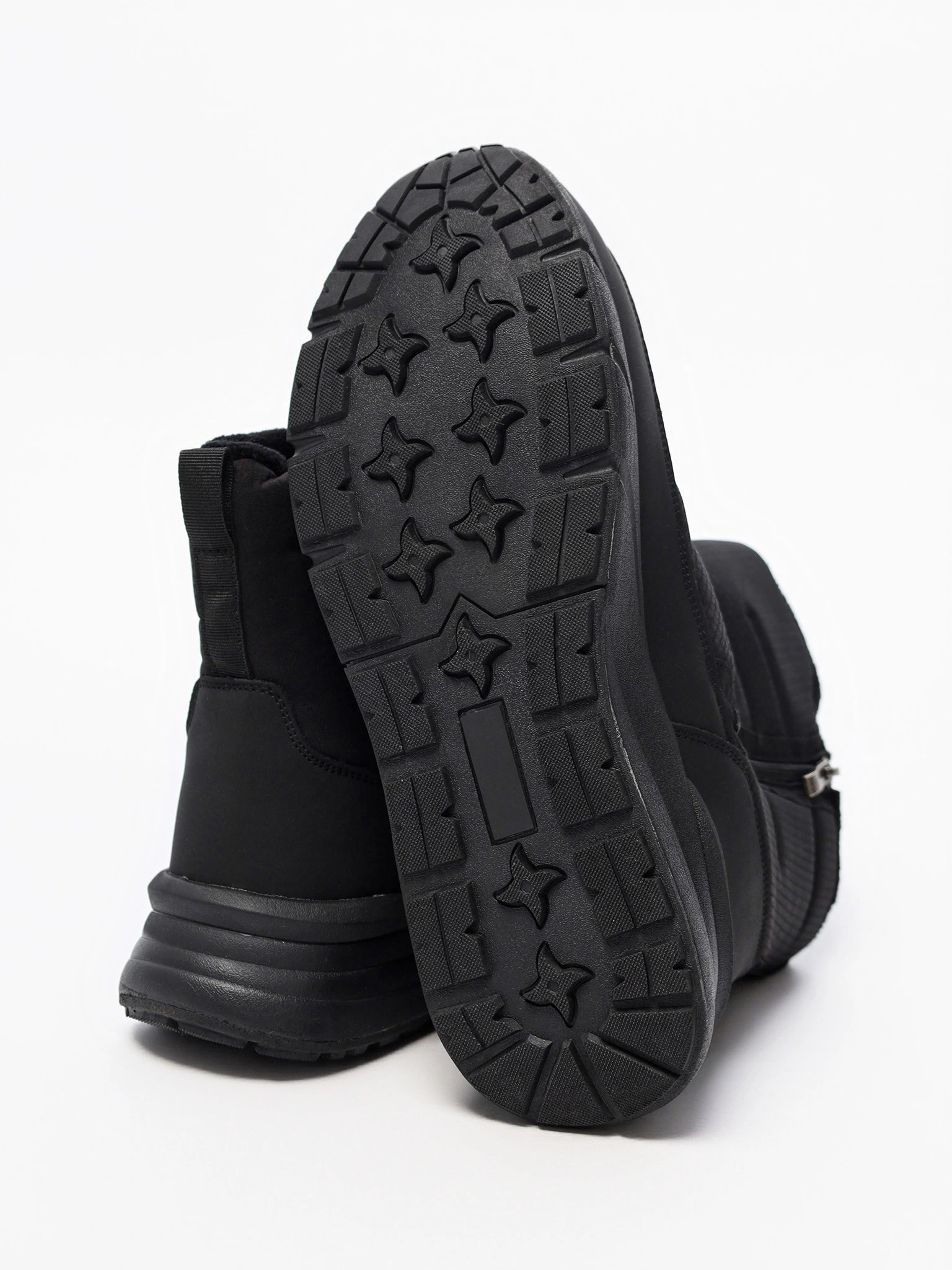 Дутики черного цвета на средней подошве